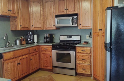 Seguin Cottage | Restoration Retreat with Pool and Hot Tub!