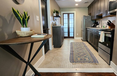 Old City Condo | Retreat at Harvest: Ultra-Modern, Downtown, Sleeps 6, WiFi, Full Kitchen, Stylish Decor