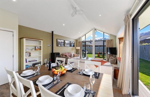 Hanmer Springs House | Retreat By The Green