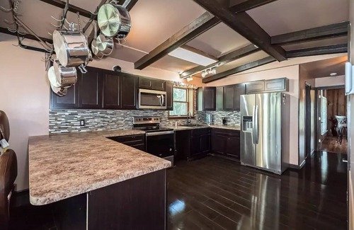 Ferguson House | Retreat Home, Swimming Pool, jacuzzi, sauna, Game room, Basketball Court .