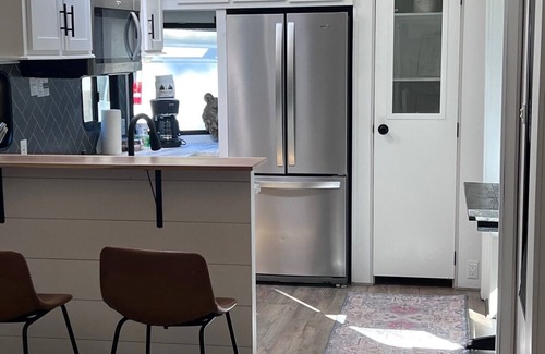 Salem House | Retreat on the River with AC in Salem - 3 bedrooms for a cozy stay