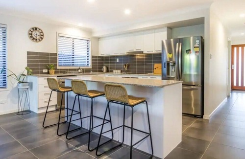 Dakabin House | Retreat to the North in this charming 3BR home away from home in Dakabin!