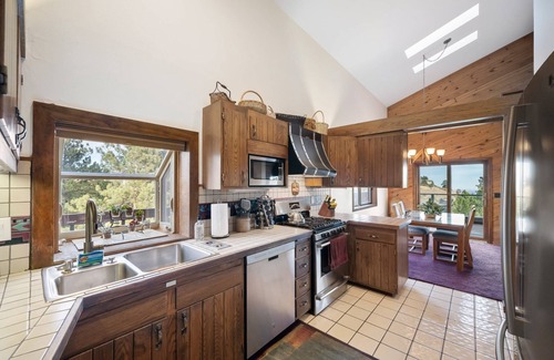Golden House | Retreat to the Enchanted Forest.Great Views.Hot Tub!