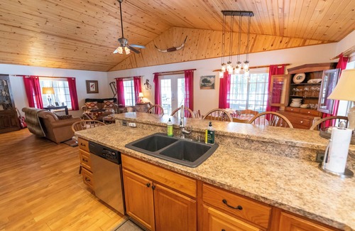 Cambridge Springs House | RetreatsReunions-3 Lake Homes-30+guests-Space,Comfort,Firepits,Sunsets,Amenities