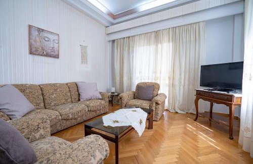 Irakleio Apartment | Retro 2-Bdrm House Near Metro in Heraklion by ΜΡS