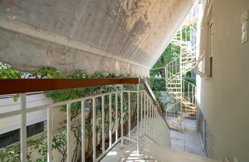 Irakleio Apartment | Retro 2-Bdrm House Near Metro in Heraklion by ΜΡS