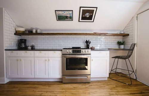 Avondale Apartment | Retro 2 bedroom bungalow in Chicago's Avondale neighborhood