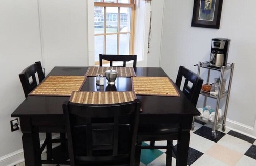 Salisbury Apartment | Retro Hipster: Close to downtown, dining and fun