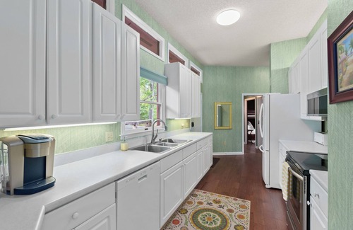 McGaheysville House | Retro Lodge ★ Great Location ⟁ Fire Pit ▞▚ Arcade ♡ Pet Friendly ▲ Mountain View