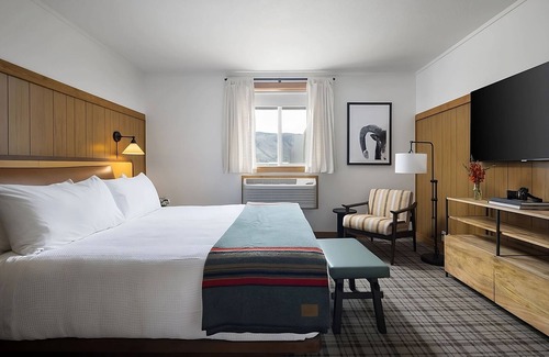 Jackson Hotel | Retro Lodge with Fire Pits, Saloon & All-Year Heated Pool Near Jackson Hole