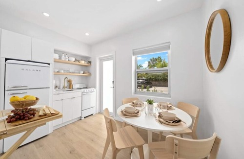Parrot Cove Apartment | Retro Modern vibes ! King Bed Near beach ! Villa 9