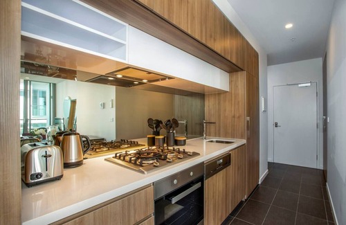 Doncaster Apartment | Retro Modern with Pool near Westfield Doncaster