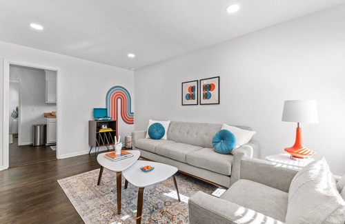 Downtown House | Retro Oaks - 1960s Inspired & Pet Friendly Downtown Raleigh Oasis