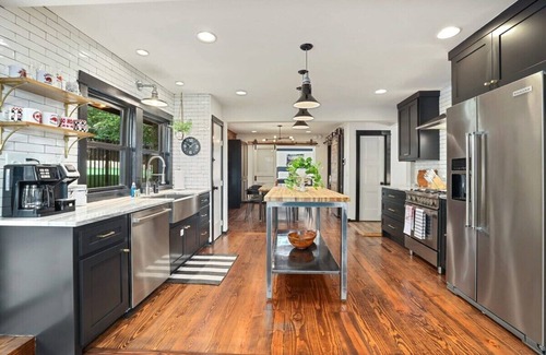 Fayetteville House | Retro Razorback - Pickleball-Golf-Spa-UofA