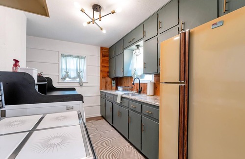 Wichita House | Retro Retreat - 2K - Fun and Cozy - Fenced Yard