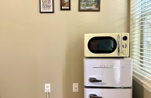 Shady Acres Apartment | Retro Retreat in the Greater Heights