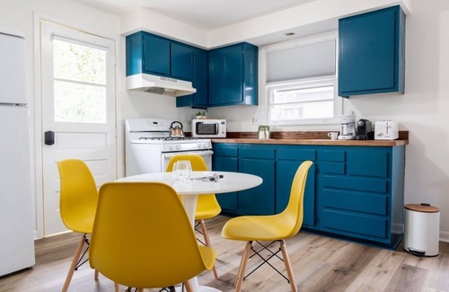 Lincoln Park House | Retro Retreat: renovated 2BR, desk, no chore list!
