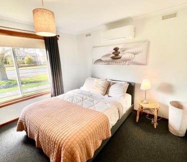 Redan Bed & Breakfast | Retro Riverside Redan, Ballarat