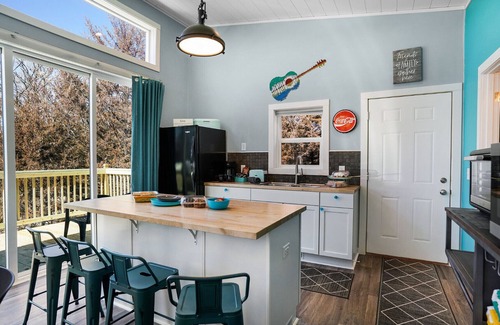 Ashland Cabin | Retro Sundowner Cabin w/Hot Tub. 3 Bedroom & 4 Queen Beds. Pet Friendly!
