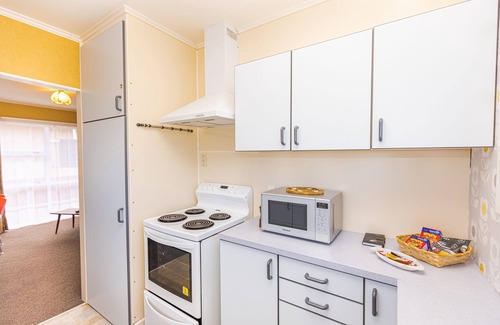 Castlecliff House | Retro vibe 2 bedroom house across from Castlecliff beach