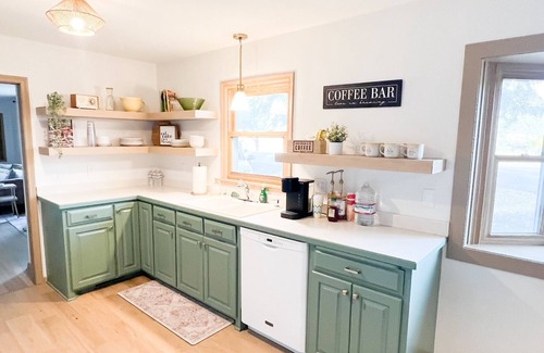 Chaska House | Retro vibes 4-bedroom home in Chaska with WiFi, AC, bike