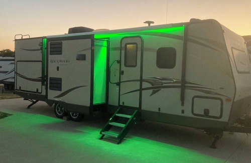 College Station House | Reveille RV Resort Bryan 5mi to Downtown 10 to Kyle Field! GLAMPING, sleeps 6!