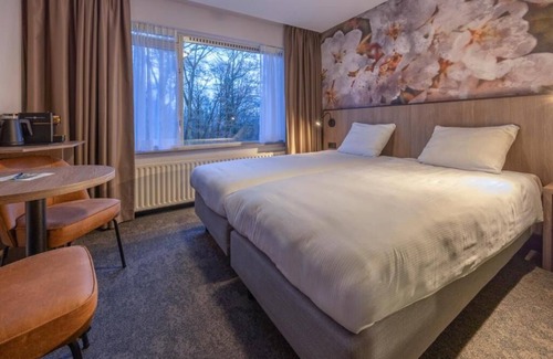 Berg en Dal Hotel | Rewind & Relax: Forest Vibes, Pool & Sauna Serenity! Free Parking