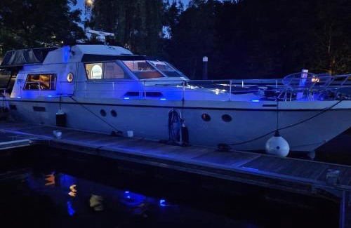 Runnymede Boat Rental | Rhapsody in Blue