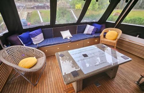 Runnymede Boat Rental | Rhapsody in Blue