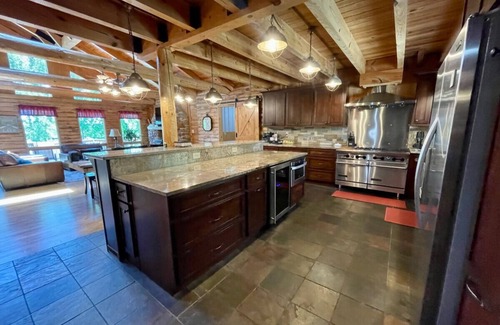 Ten Mile House | Rhinostar Lakeside Retreat