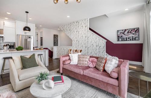 Katie Hill Neighborhood House | Rhythm Row - Rooftop Hot Tubs - Mins to Broadway