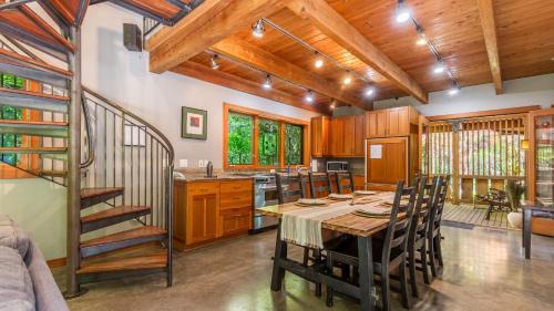 Langley House | Rhythm Waters by AvantStay Garden Paradise Pond
