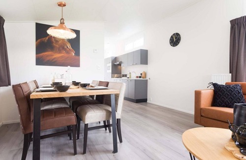 Veen Ski Chalet | ✓ Rialto at Recreatiepark het Esmeer ✓ Holiday home for 6 persons ✓ Located in Aalst (Gelderland) ✓ Waterside holiday home ✓ Book directly through the park