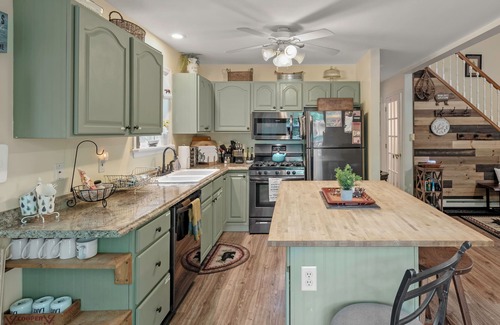 Briar Crest Woods House | Ridge Retreat by AvantStay | Game Room, Covered Porch, & Fire Pit!