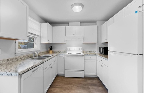 Ashwaubenon House | Ridge Road 15-minute walk to Lambeau Field, Resch Center and Titletown District!