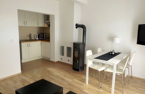 Wesenberg Apartment | Right on the lake - plenty of space for family & friends, modern, terrace, boat rental