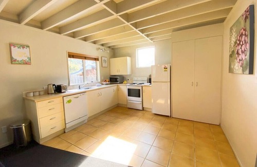 Queenstown Apartment | RIMA | Sun-Soaked Hideaway