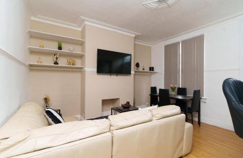Harehills House | Rio House - 2 miles from central Leeds