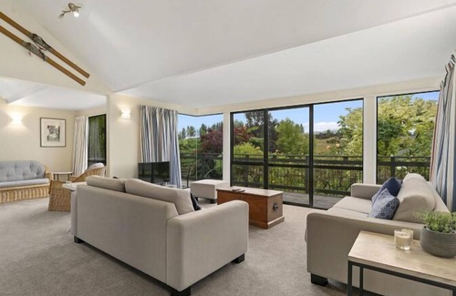 Wanaka House | Rippon Lea - Wanaka-Relax and unwind, or set out on an adventure