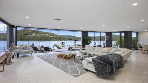 Booker Bay House | Riptides Booker Bay -Waterfront apartment, walk to shops & cafes