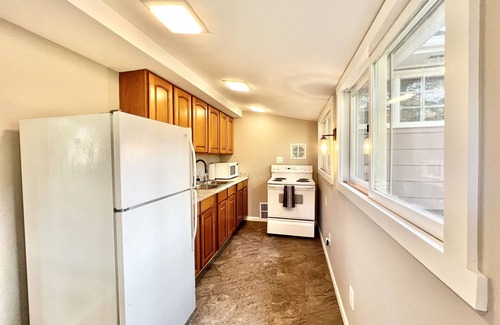 Hopewell House | River front getaway with screened-in porch overlooking the river!