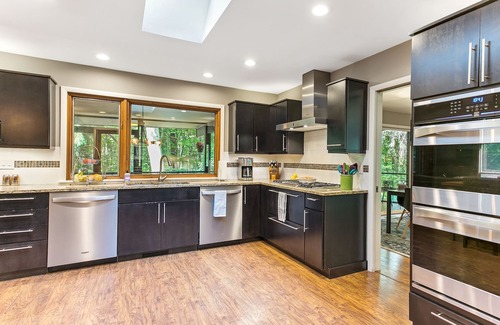 Pullman House | River front home/Game room/Cable/Grill/Fire Pit/Tennis Court/Wifi/AC