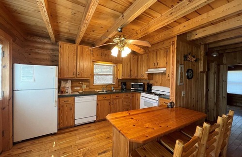 Crumpler Cabin | River Front, Pet Friendly, Hot Tub, Fishing, Gas Frpl, fire pit, WIFI