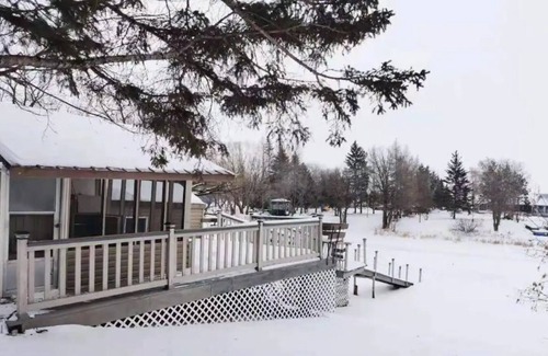 St. Andrews House | River front vacation home with outdoor hot tub & Karaoke