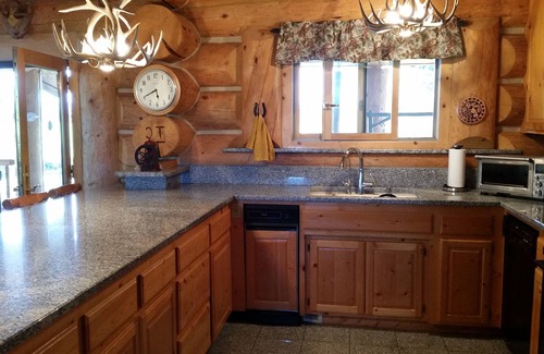 Dillon House | RIVER FRONTAGE-Private, Custom Home Stunning Deck/View/beautiful