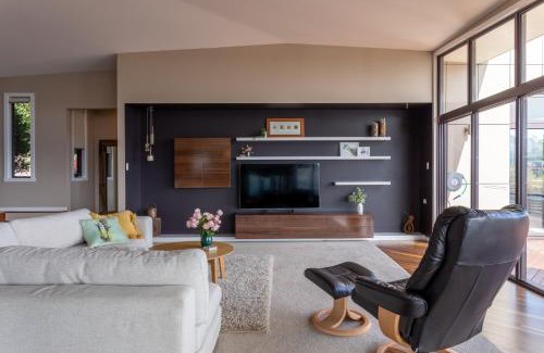 Riverside House | River Haven serene spacious with river views