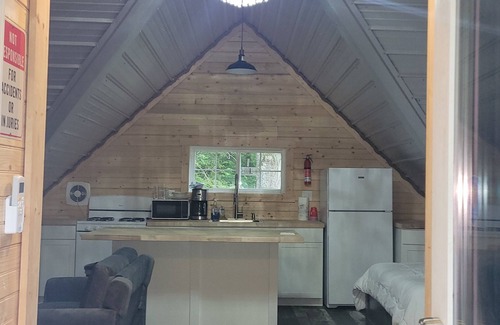 Booneville Cabin | River House within 30 minutes of Red River Gorge and Natural Bridge State Park.n