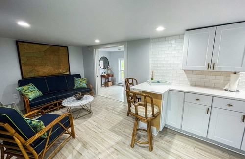 Clayton Condo | River Inspired 1-BR Condo in the Cottages on James