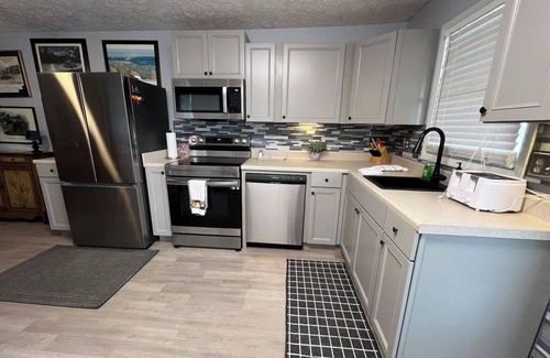 Madison House | River Living - One Story - 2 bd/2ba - On the River - 2Blks to Main St - VIEWS