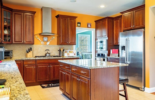 Beacon House | River & Mountain Views - Hot Tub - Arcade - Pool Table - Bar
